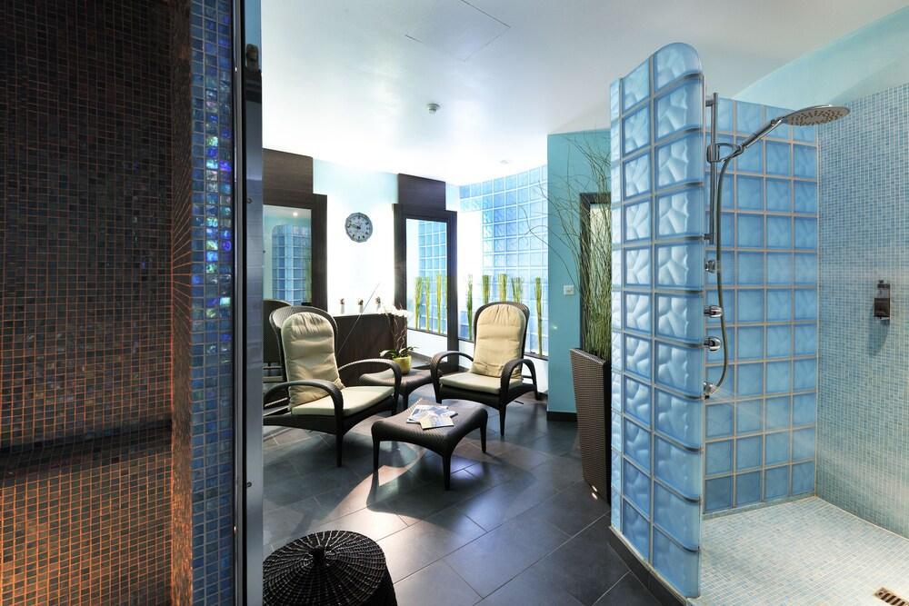 נוישאטל Beau Rivage Hotel מראה חיצוני תמונה A modern bathroom
