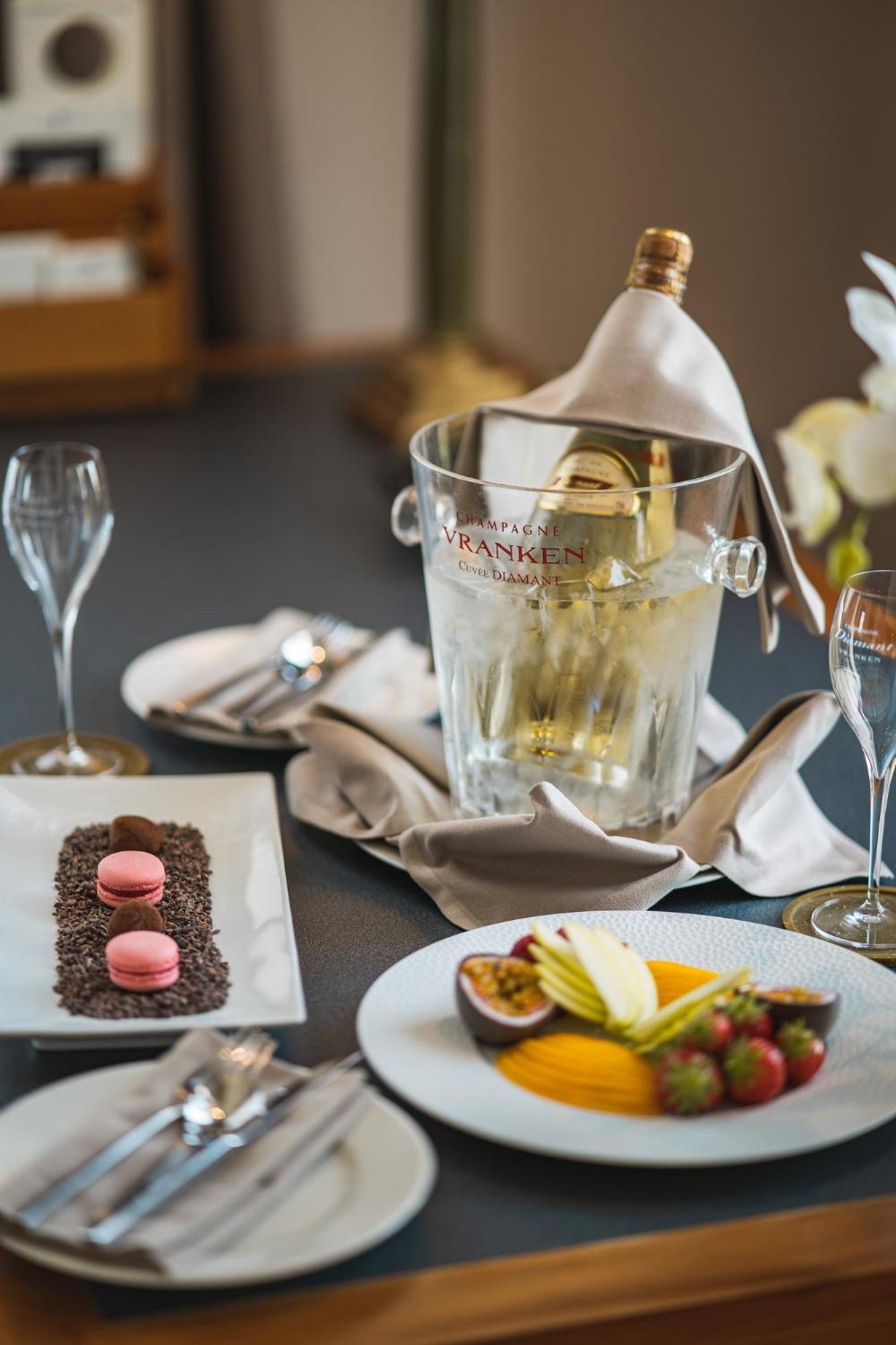 נוישאטל Beau Rivage Hotel מראה חיצוני תמונה Champagne in a champagne bucket