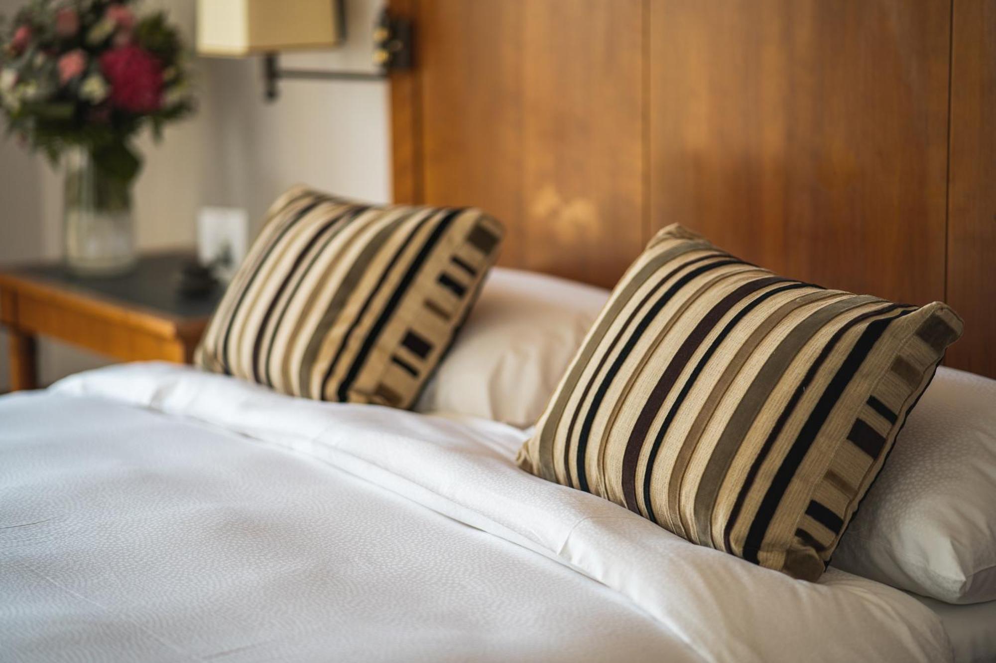 נוישאטל Beau Rivage Hotel מראה חיצוני תמונה Pillows on a bed