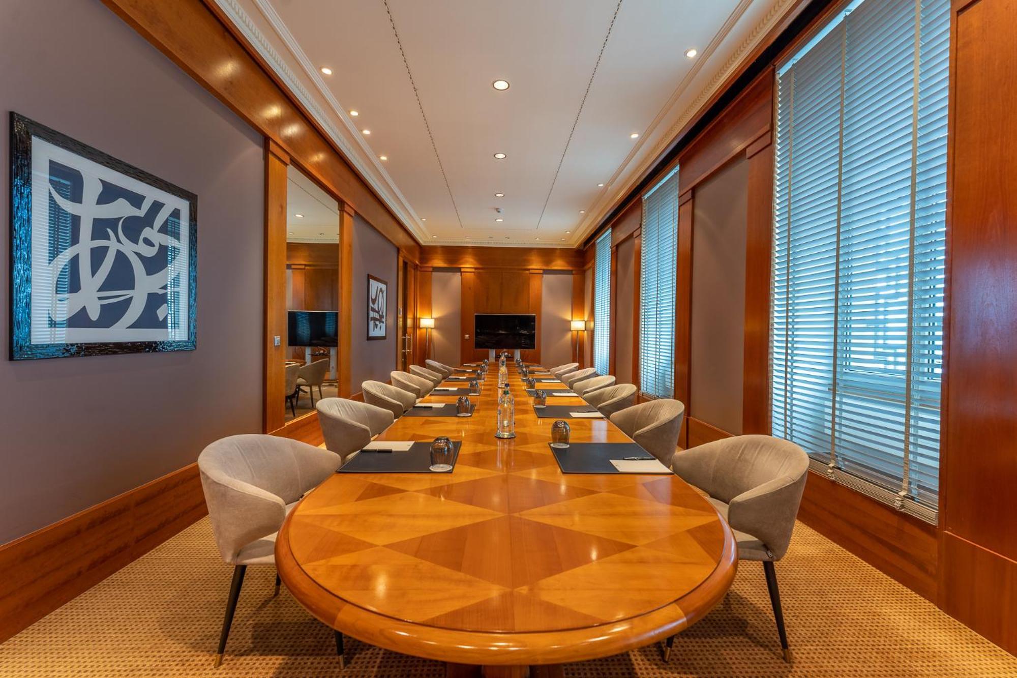 נוישאטל Beau Rivage Hotel מראה חיצוני תמונה The boardroom at the club